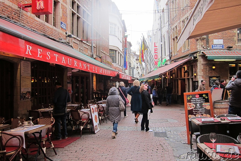 Straße mit Touristenrestaurants in Brüssel, Belgien