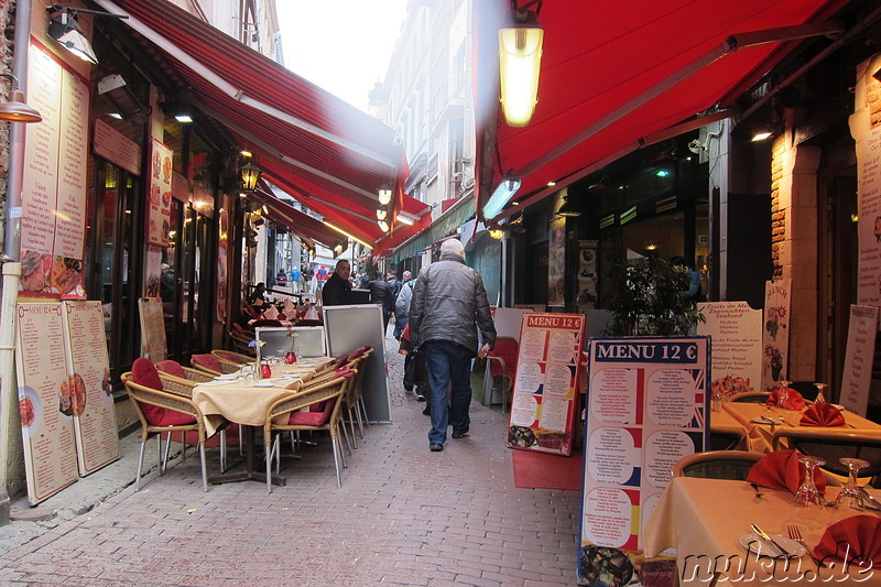 Straße mit Touristenrestaurants in Brüssel, Belgien