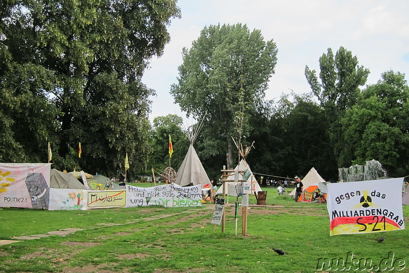 Stuttgart-21-Gegner und andere Camper im Schlossgarten