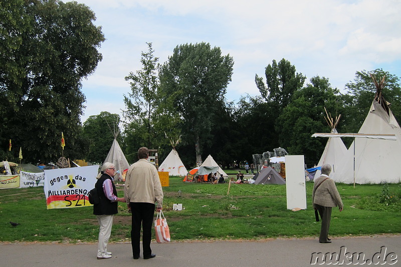 Stuttgart-21-Gegner und andere Camper im Schlossgarten