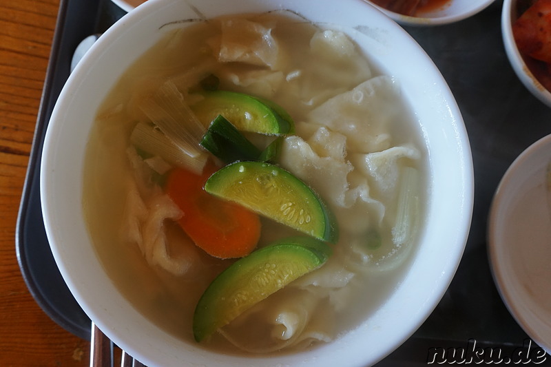 Sujebi (수제비) - Nudelsuppe zum Mittagessen im Heungryunsa Tempel (흥륜사) in Incheon, Korea