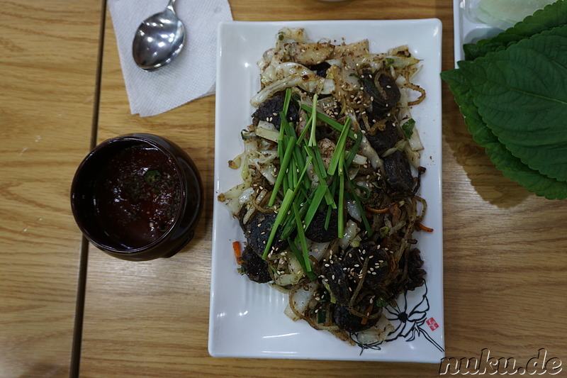 Sundae Cheolpan Bokkeum (순대철판볶음) - Gebratene Blutwurst mit Kohl und Glasnudeln