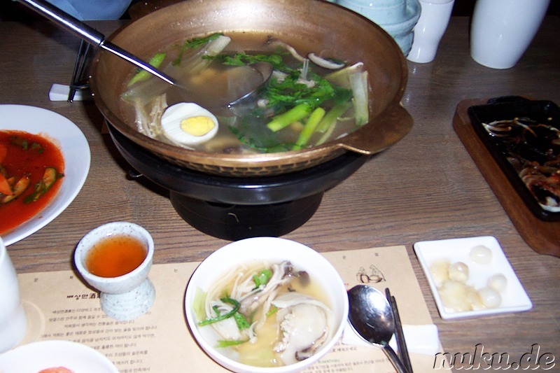 Suppe mit Pilzen, Meeresfrüchten und Fleisch