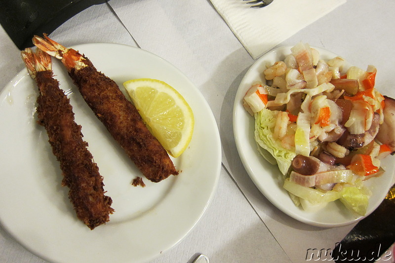 Tapas: Frittierte Shrimps und Seafoodsalat