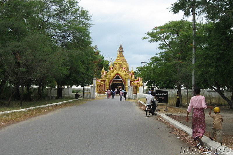 Tempel am Fusse des Mandalay Hills, Myanmar