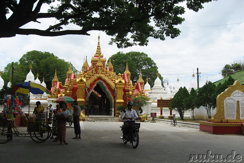 Tempel am Fusse des Mandalay Hills, Myanmar