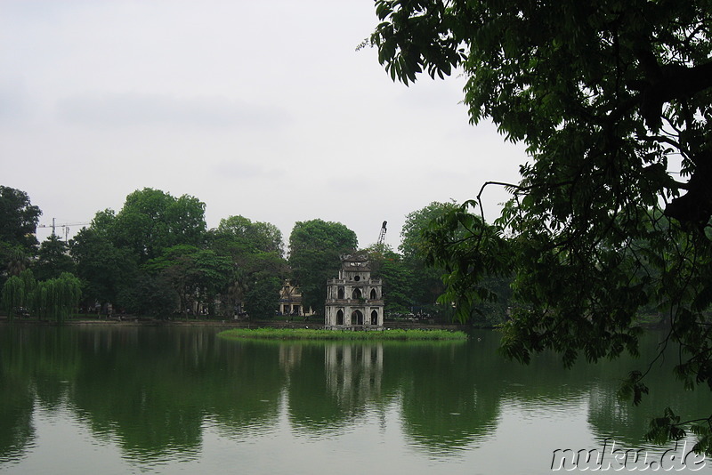 Thap Rua Tortoise Tower im Hoan Kiem Lake, Hanoi, Vietnam