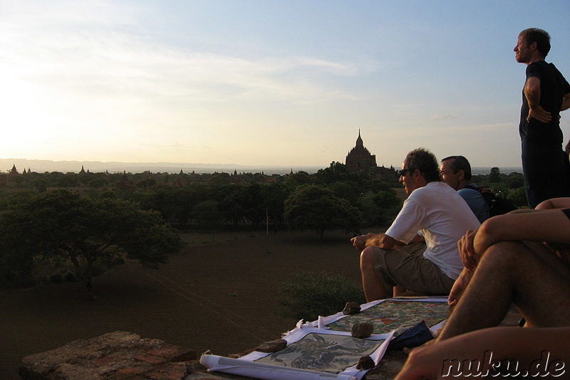 Touristen am Buledi Tempel