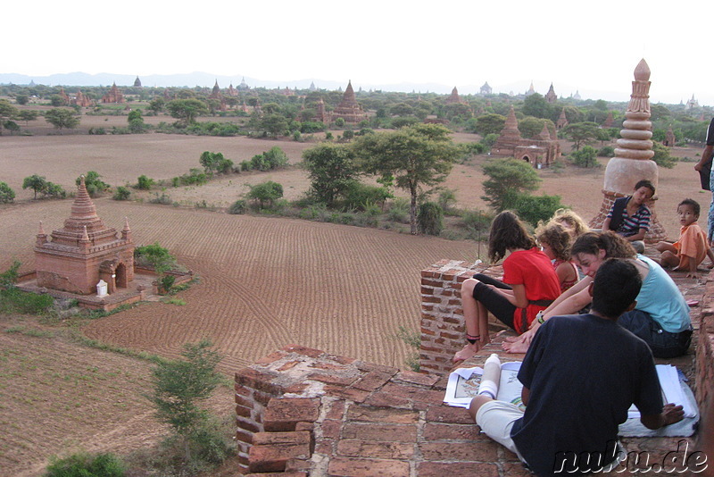 Touristen am Buledi Tempel