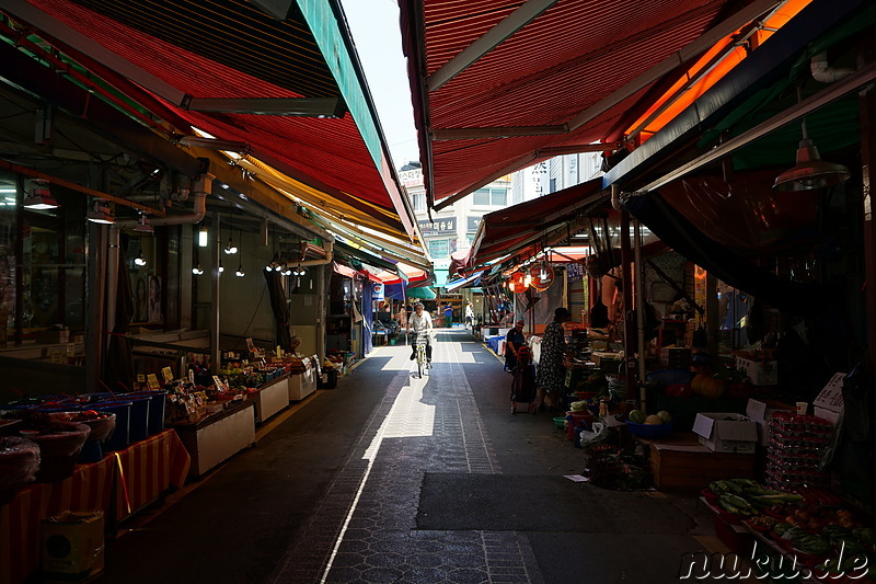 Traditioneller Markt im Stadtteil Bupyeong von Incheon, Korea