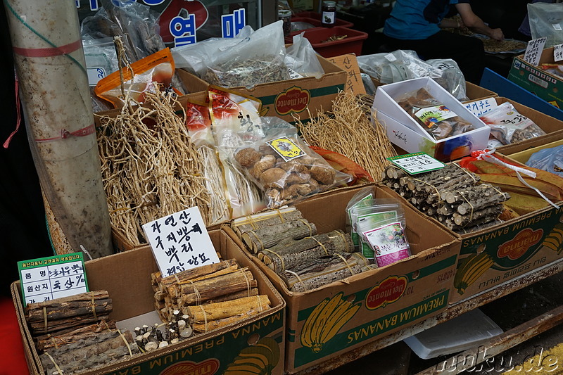 Traditioneller Markt im Stadtteil Bupyeong von Incheon, Korea