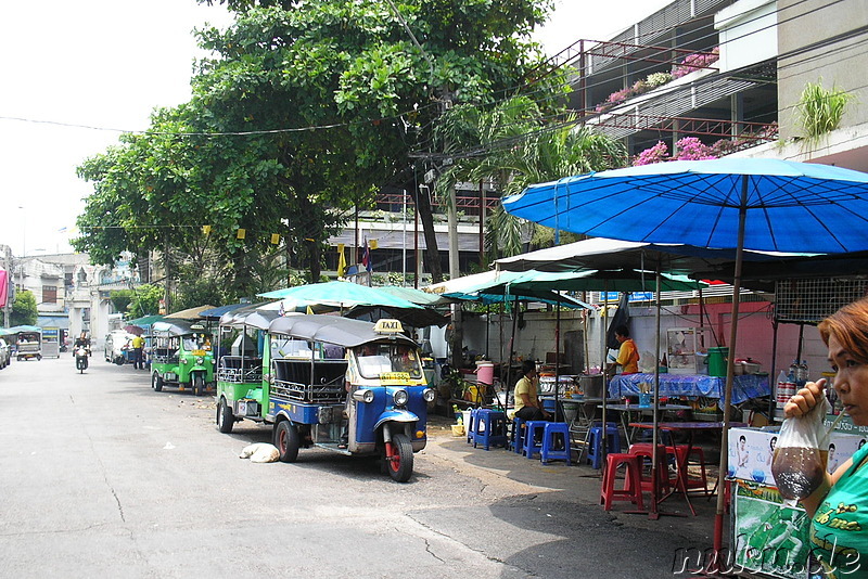 Tuk Tuks am Strassenrand