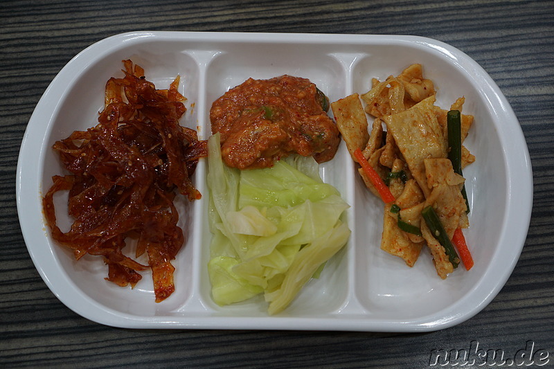 Typische Beilagen in einem einfachen koreanischen Restaurant