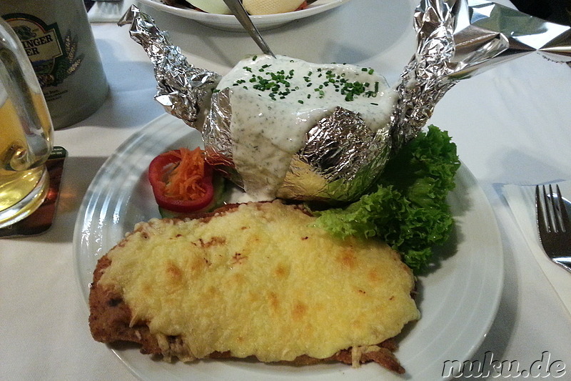 Überbackenes Schnitzel im Wirtshaus Dorfratsch in Reit im Winkl, Bayern