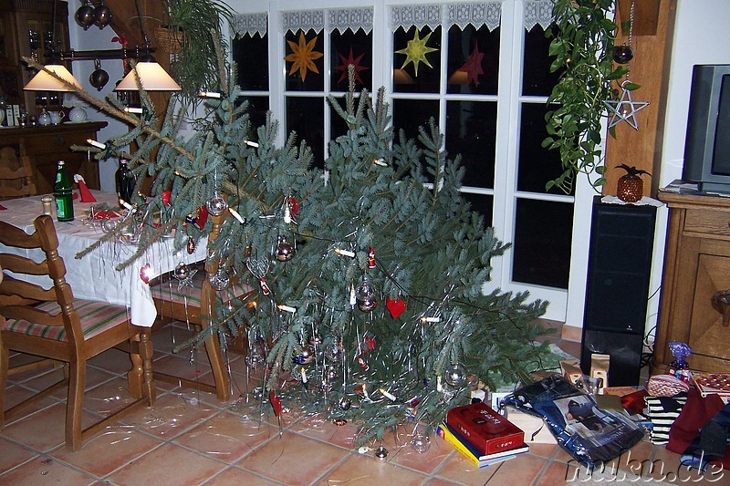 umgekippter Weihnachtsbaum