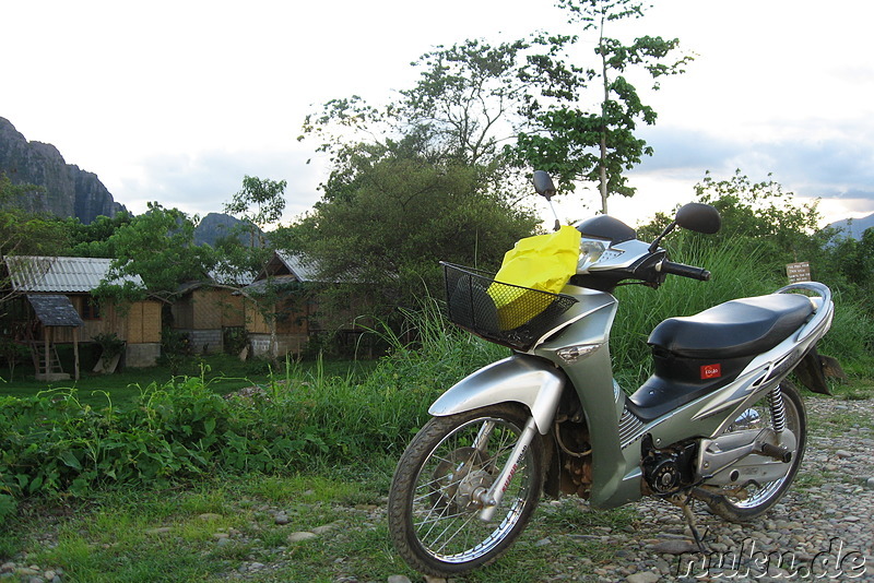 Unser Roller, im Hintergrund einige Bungalows