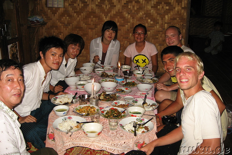 Unsere Gruppe beim Abendessen - Burmesische Hausmannskost