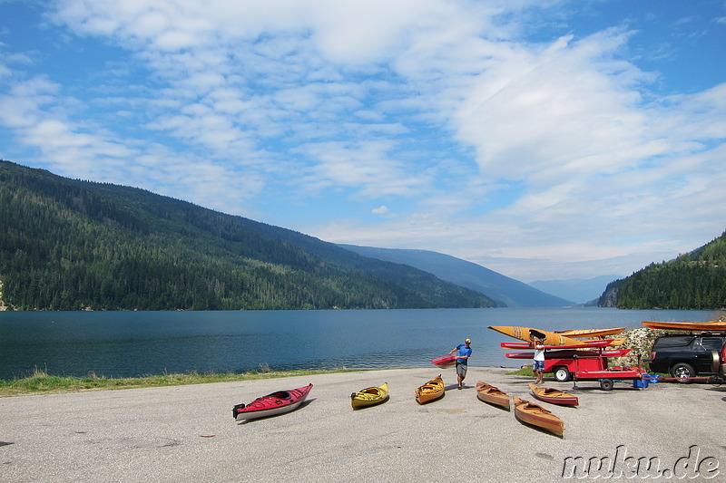Unsere Kajaks am Revelstoke Lake in British Columbia, Kanada
