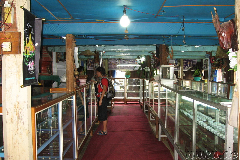 Verkaufsraum der Silberschmiederei in Ywama, Burma