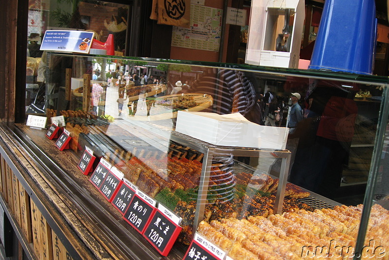 Verkaufsstand mit verschiedenen Leckereien in Dazaifu, Japan