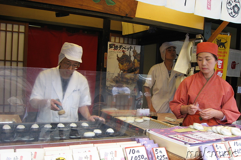 Verkaufsstand mit verschiedenen Leckereien in Dazaifu, Japan