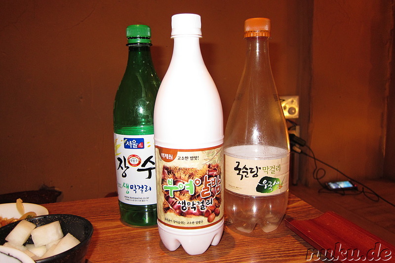 Verschiedene Makkeolli-Sorten (Reiswein; 막걸리)