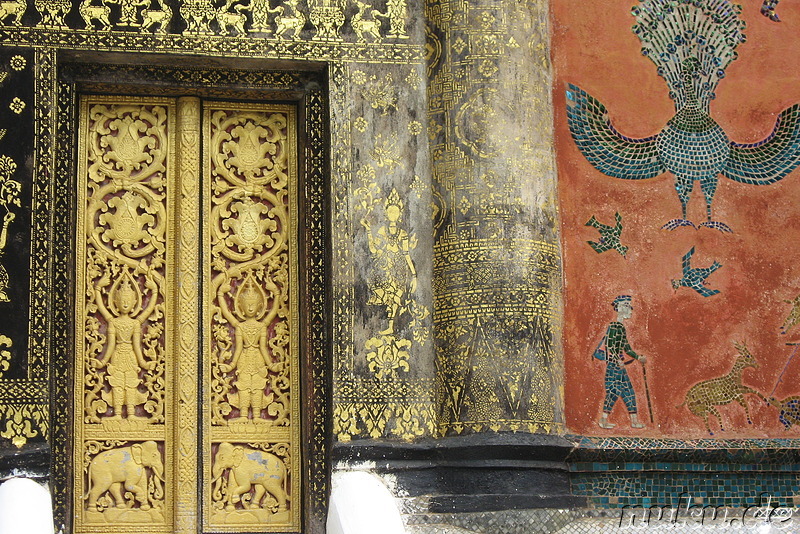 Verzierte Tür an der Rückseite des Tempels