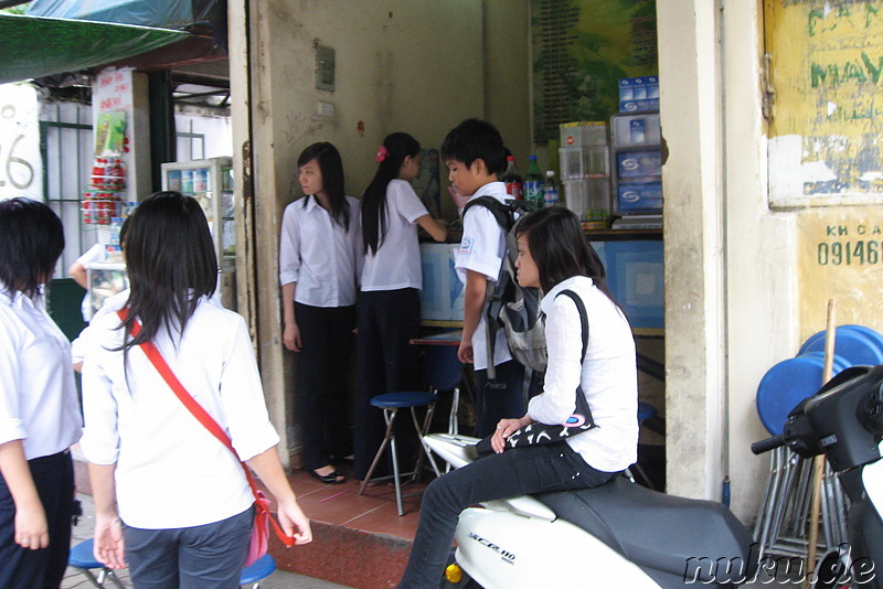 Vietnamesische Schulkinder in Schuluniform