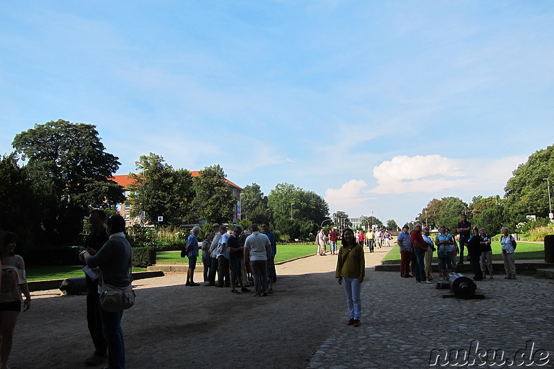 Vor dem Holstentor in Lübeck