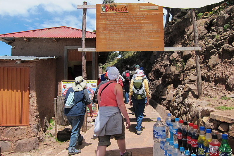 Wandern auf Isla Taquile, Peru