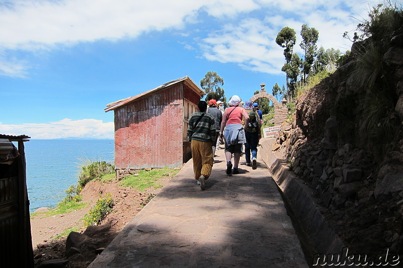 Wandern auf Isla Taquile, Peru