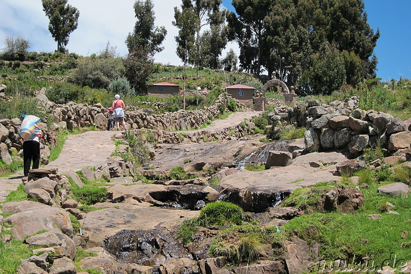 Wandern auf Isla Taquile, Peru