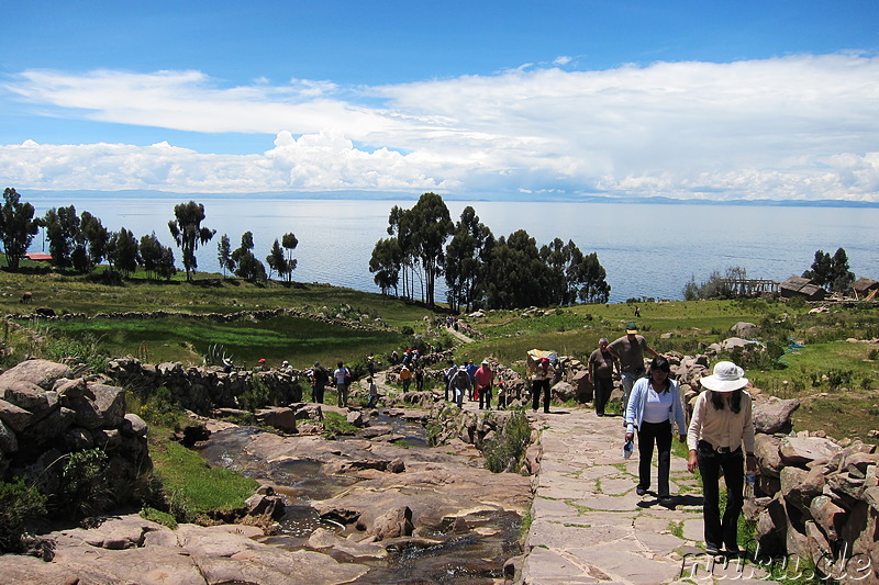 Wandern auf Isla Taquile, Peru