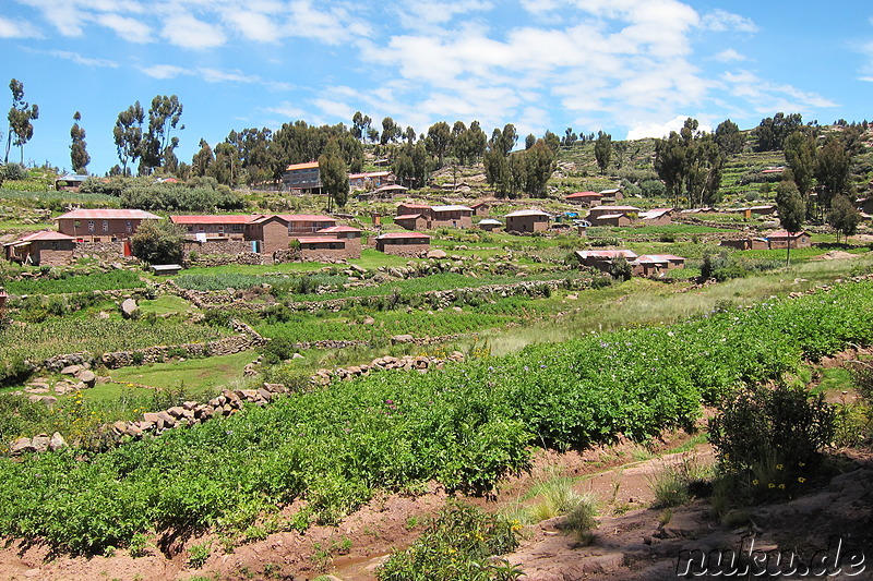 Wandern auf Isla Taquile, Peru