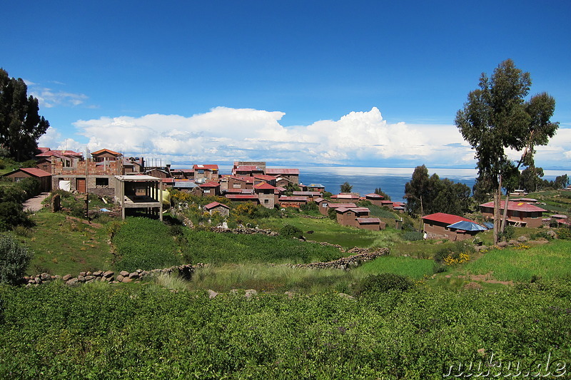Wandern auf Isla Taquile, Peru