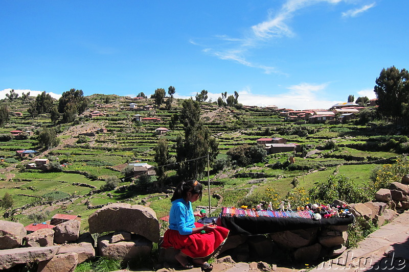 Wandern auf Isla Taquile, Peru