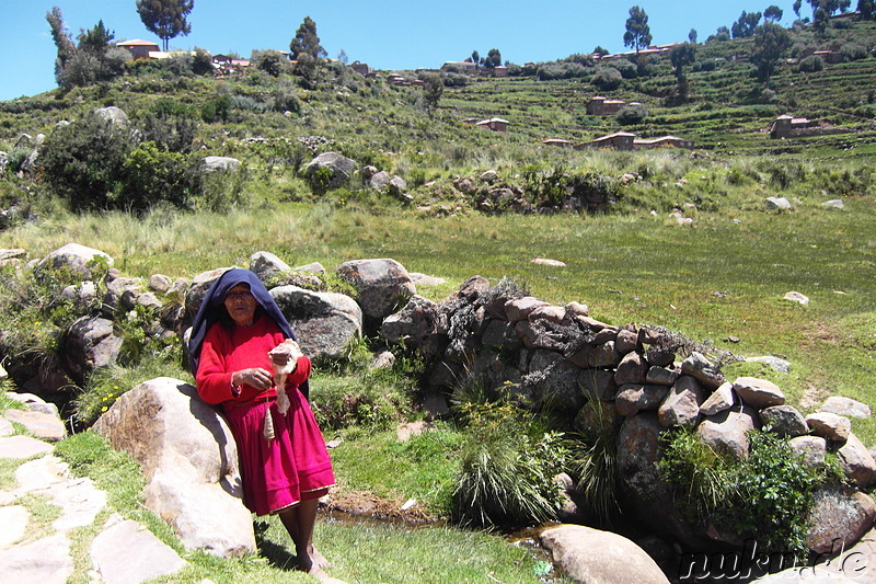 Wandern auf Isla Taquile, Peru