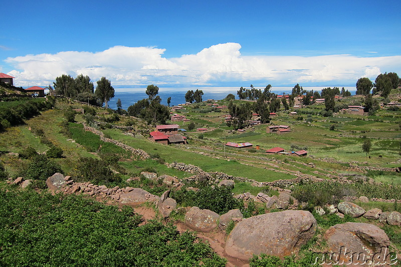 Wandern auf Isla Taquile, Peru