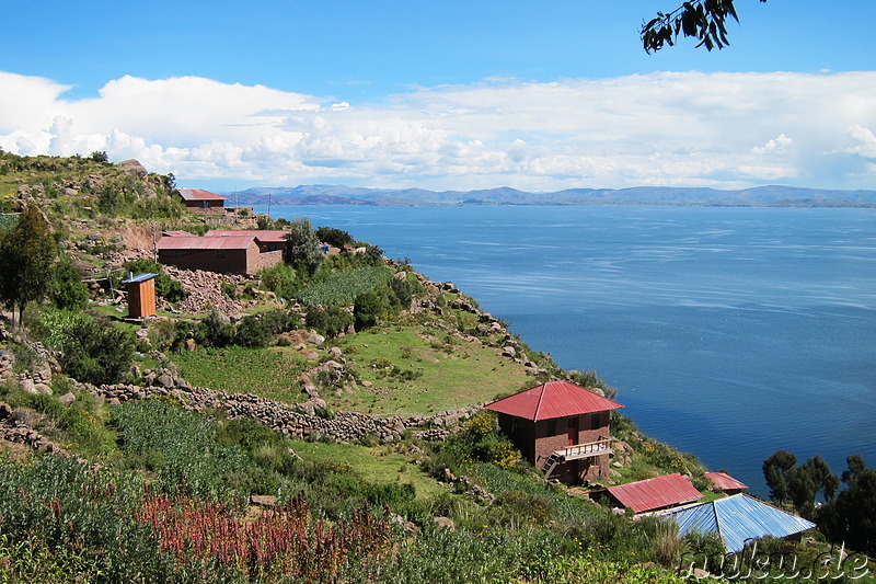 Wandern auf Isla Taquile, Peru