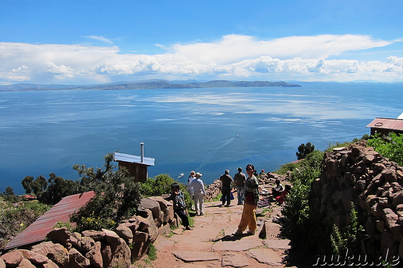 Wandern auf Isla Taquile, Peru