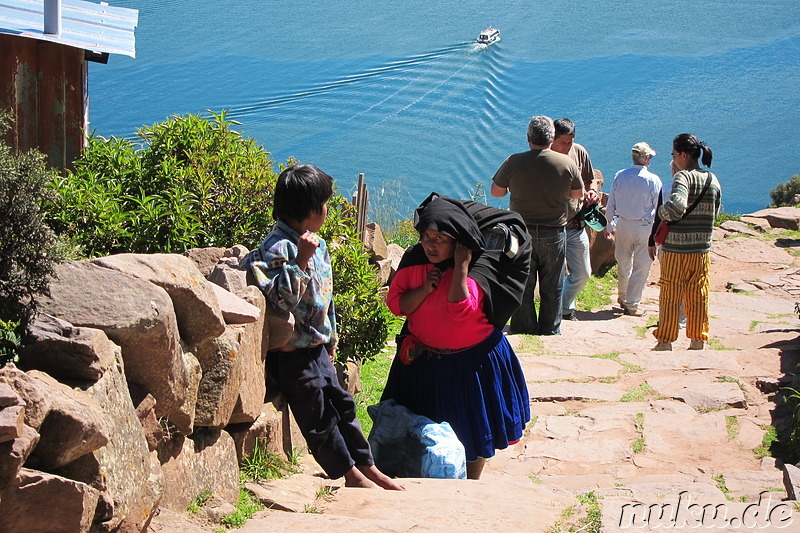 Wandern auf Isla Taquile, Peru