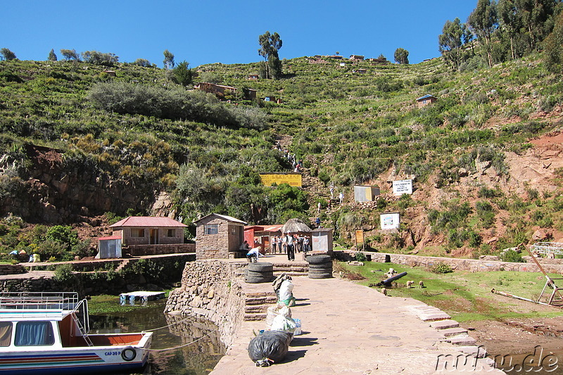 Wandern auf Isla Taquile, Peru