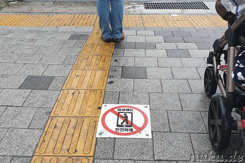 Warnung vor unachtsamer Handynutzung im Straßenverkehr in Nowon, Seoul, Korea