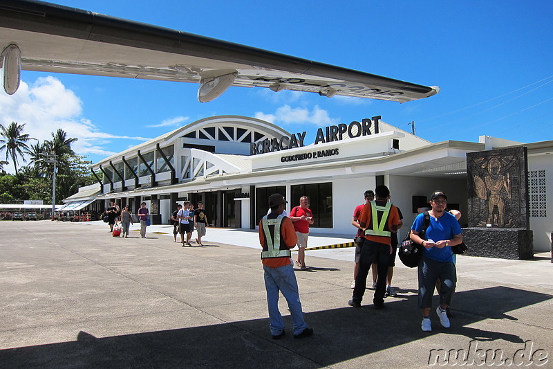 Warten am Caticlan Airport auf den Flug nach Manila