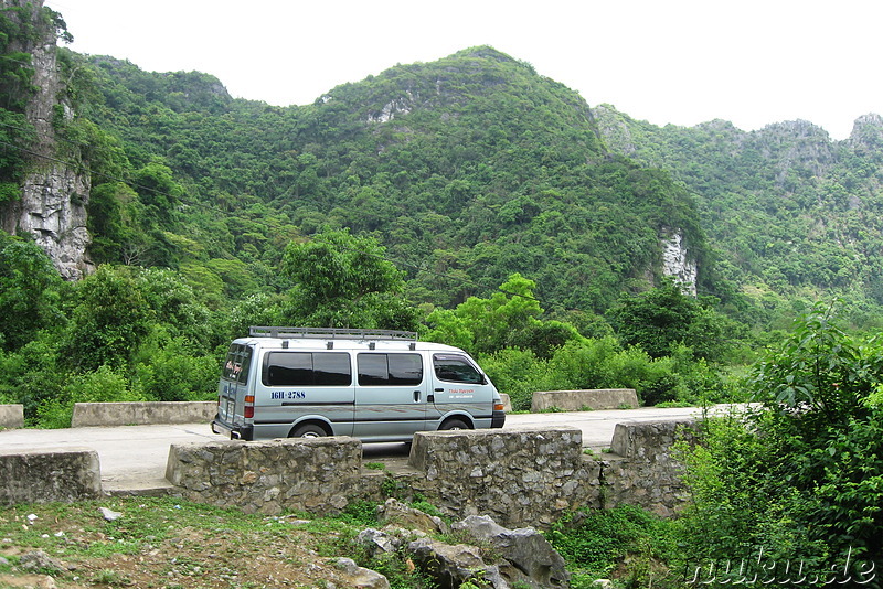 Wartender Bus vor der Höhle