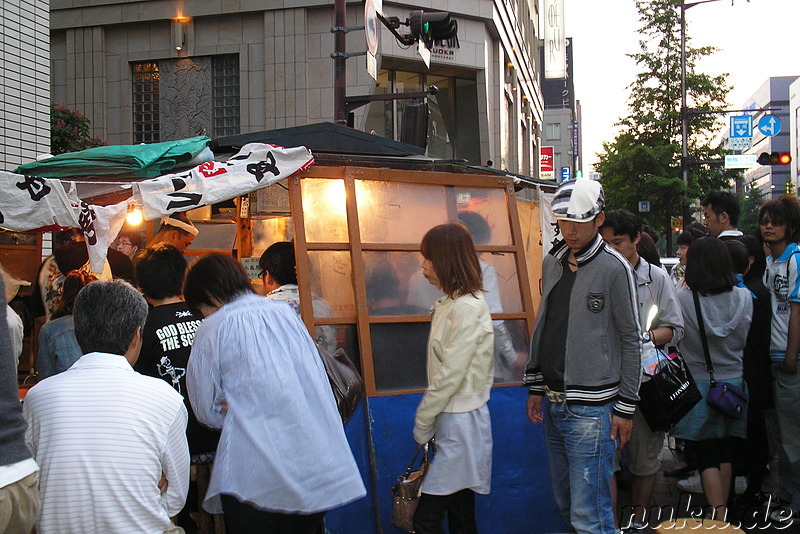 Warteschlange vor einem Yatai-Imbiss