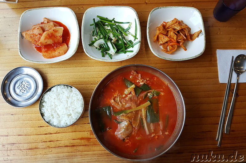 Yukgaejang (육개장) - koreanischer Rindfleischeintopf, hier mit sehr vielen Frühlingszwiebeln im Restaurant Yukdaejang (육대장) in Bupyeong, Incheon, Korea