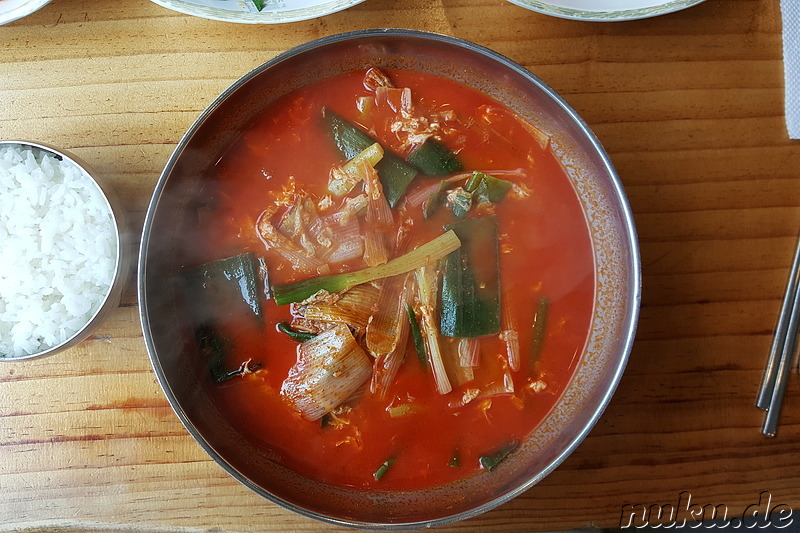 Yukgaejang (육개장) - koreanischer Rindfleischeintopf, hier mit sehr vielen Frühlingszwiebeln im Restaurant Yukdaejang (육대장) in Bupyeong, Incheon, Korea