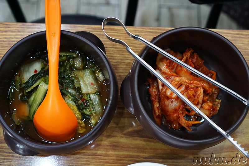 Zwei verschiedene Arten von Kimchi als Beilage
